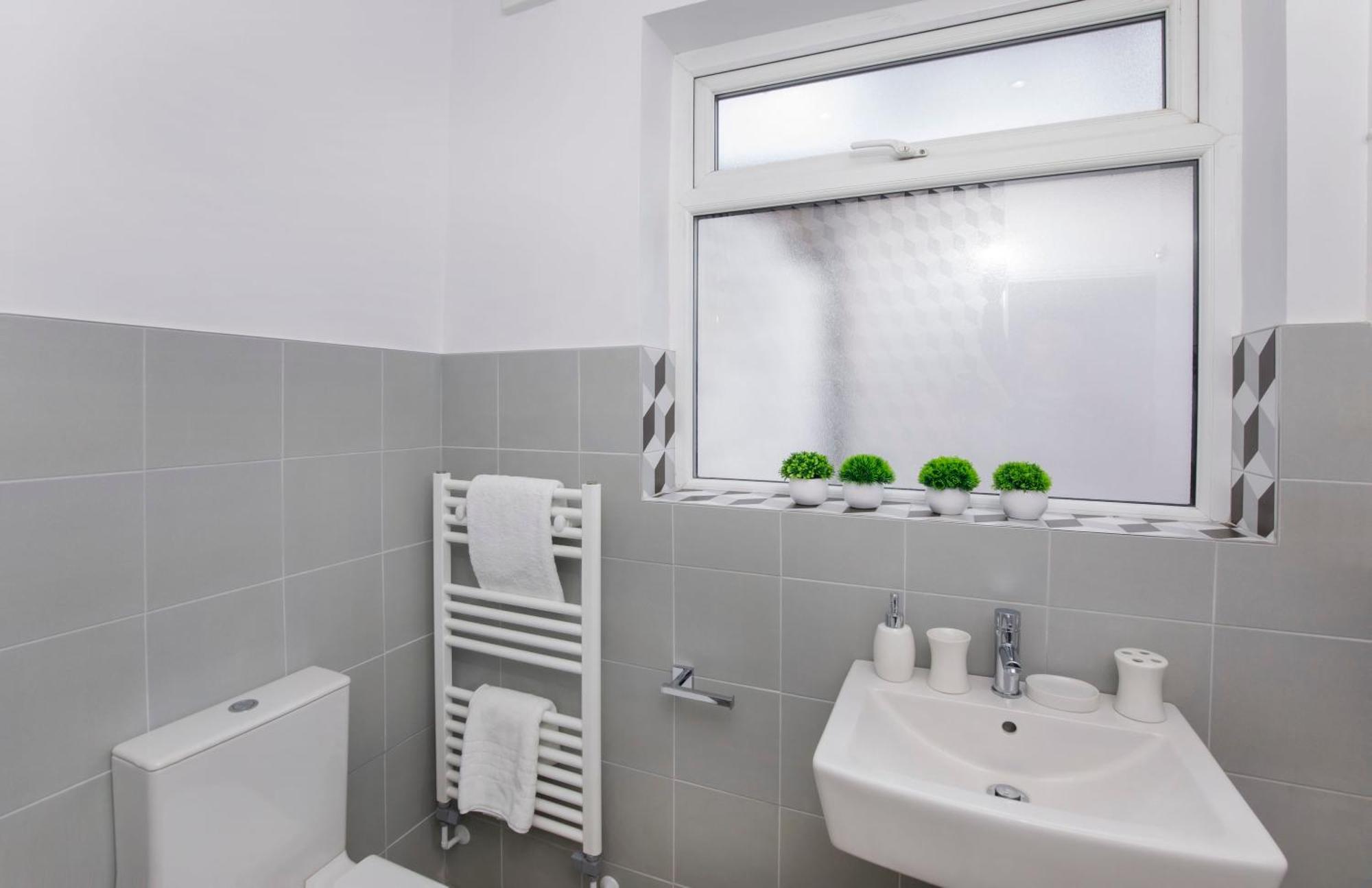 Holiday home The Milton Sleeps 8 Close To Centre Pet Friendly *
