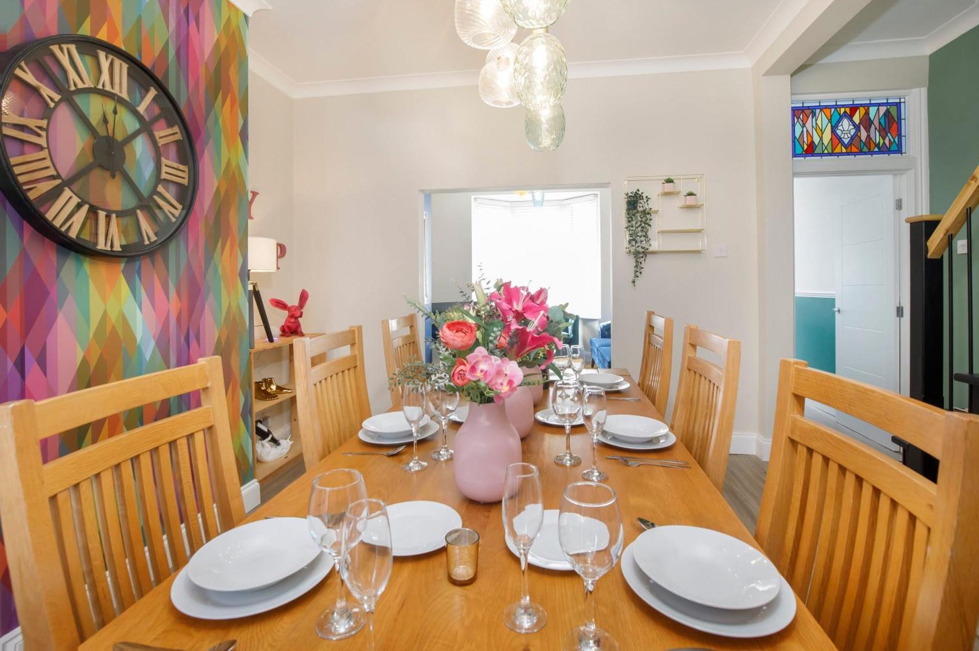 The Milton Sleeps 8 Close To Centre Pet Friendly Holiday home *