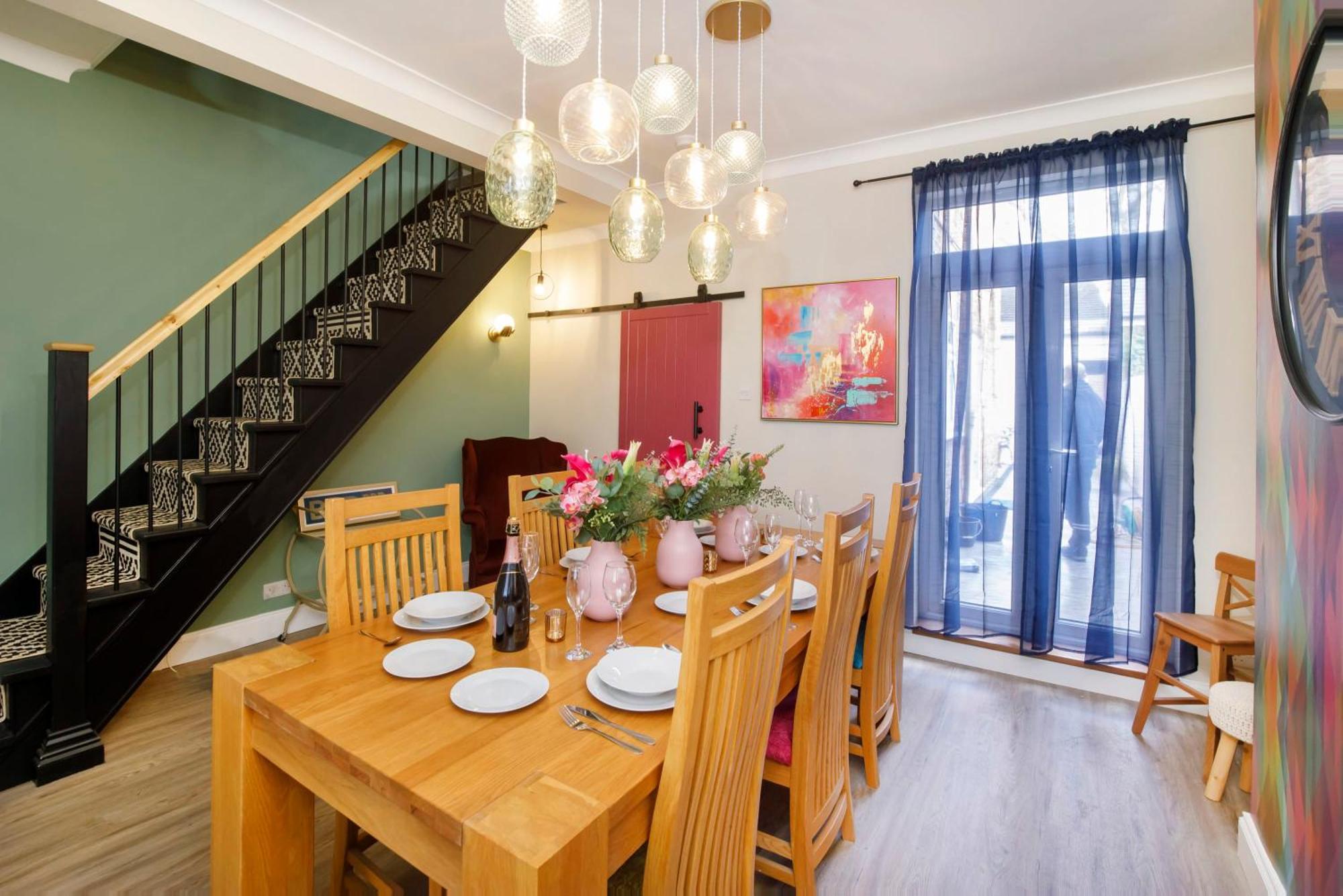 Holiday home The Milton Sleeps 8 Close To Centre Pet Friendly *